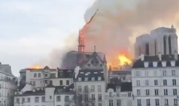 Catedral de Notre Dame, em Paris, arde em chamas