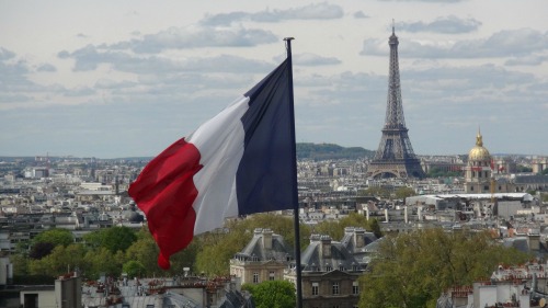 Um passeio pela torre Eiffel, Arco do Triunfo e a vida parisiense (VÍDEO)